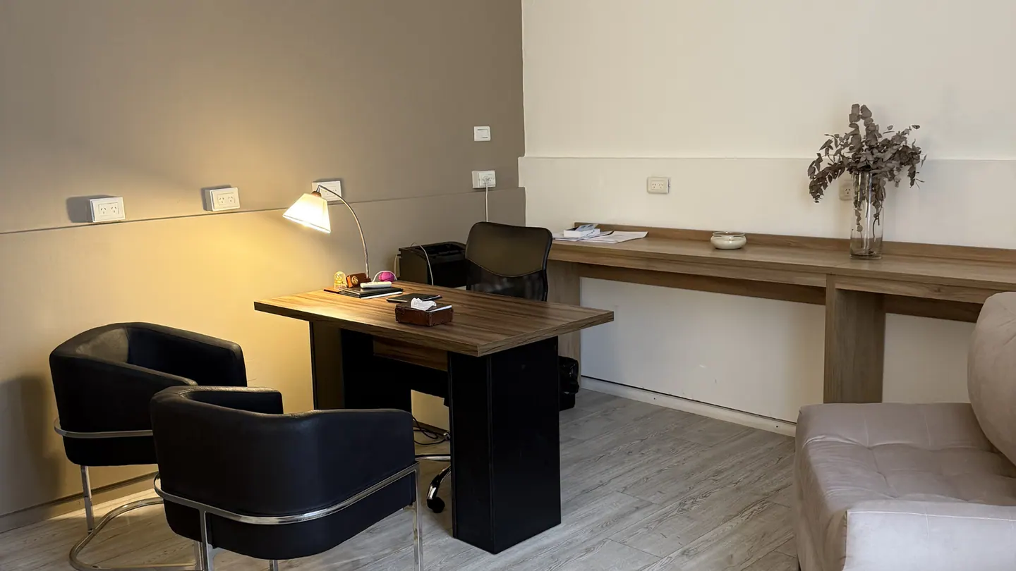 Espacio 1 de B-Clinical con escritorio y sillones