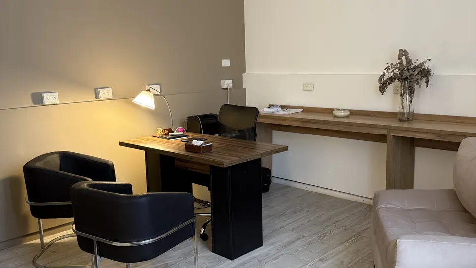 Espacio 1 de B-Clinical con escritorio y sillones