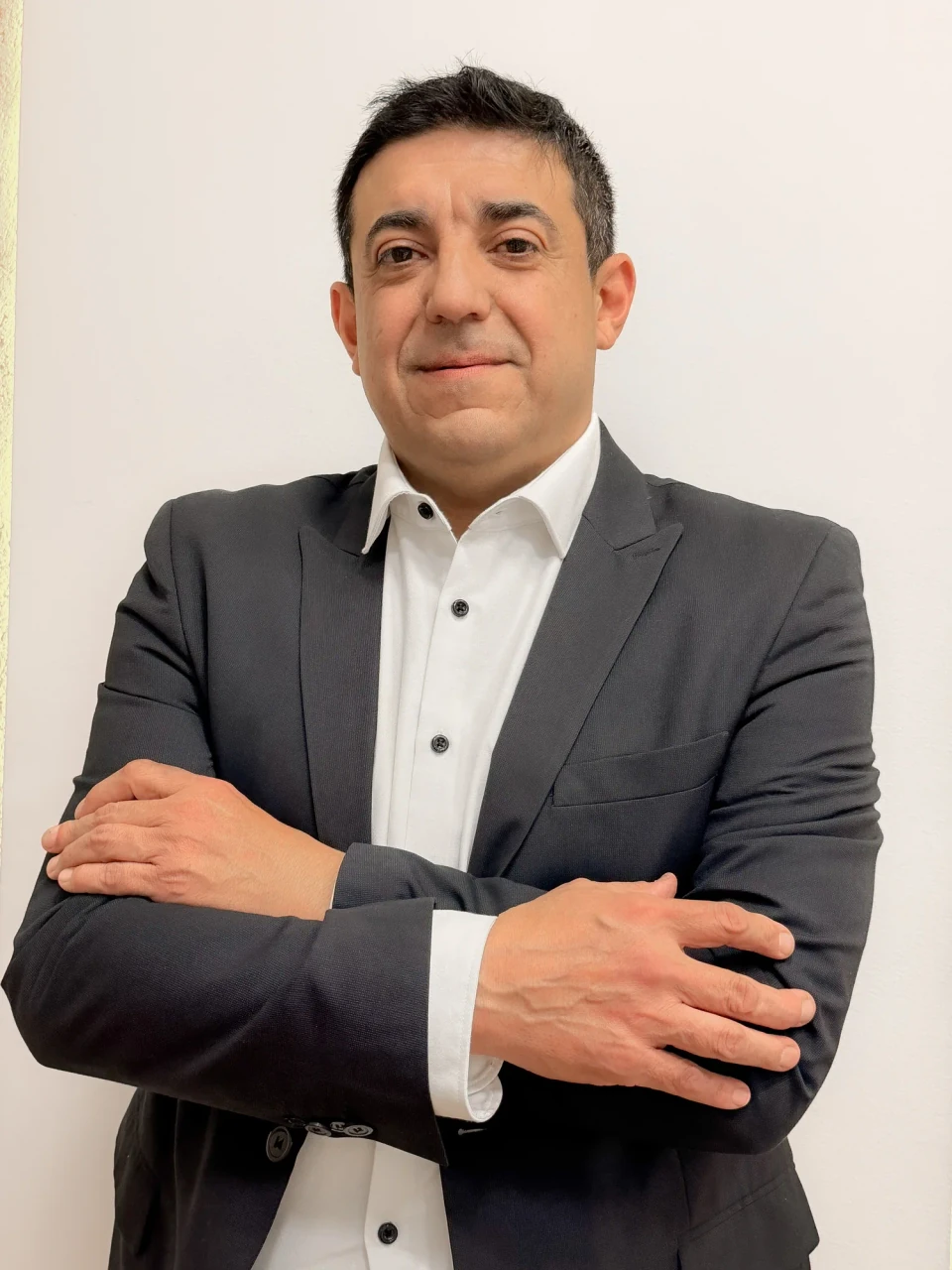 Retrato profesional del Dr. Carlos Luna en B-Clinical Córdoba
